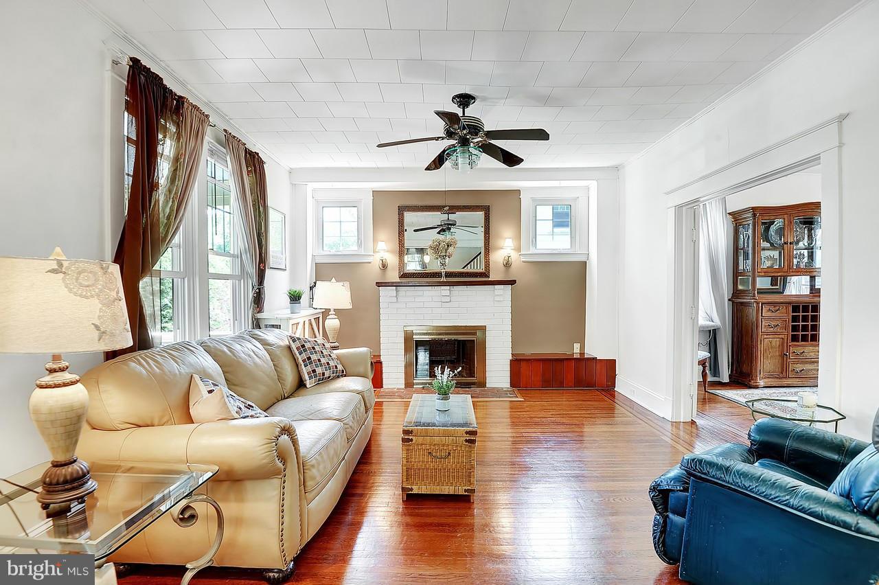 238 Mallow Hill Road Baltimore, MD 21229 - Photo 7 of 30 Living Room
