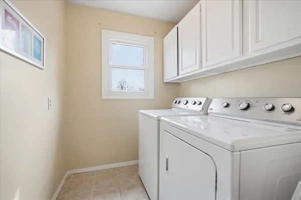 $330,000 | 211 Lake Shore Circle, Bloomington, IL 61704