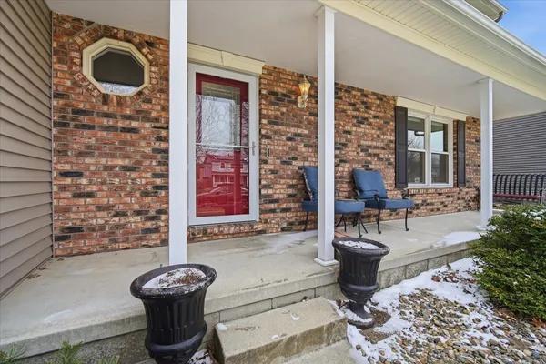 $330,000 | 211 Lake Shore Circle, Bloomington, IL 61704