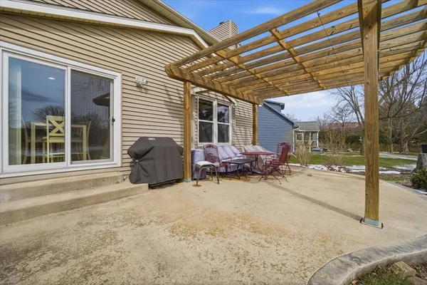 $330,000 | 211 Lake Shore Circle, Bloomington, IL 61704