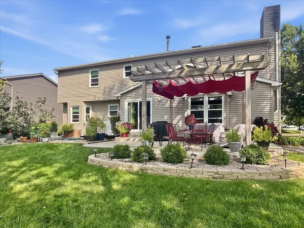 $330,000 | 211 Lake Shore Circle, Bloomington, IL 61704