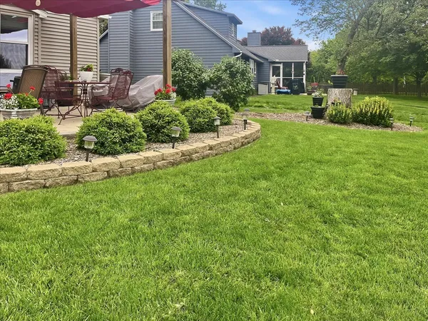 $330,000 | 211 Lake Shore Circle, Bloomington, IL 61704