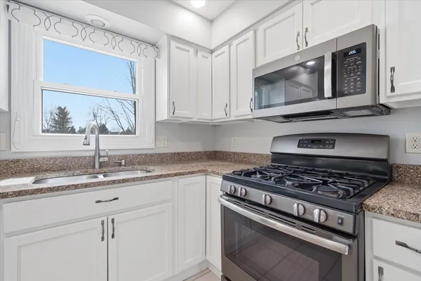 $330,000 | 211 Lake Shore Circle, Bloomington, IL 61704