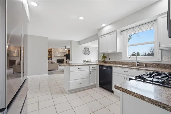 $330,000 | 211 Lake Shore Circle, Bloomington, IL 61704