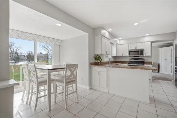 $330,000 | 211 Lake Shore Circle, Bloomington, IL 61704