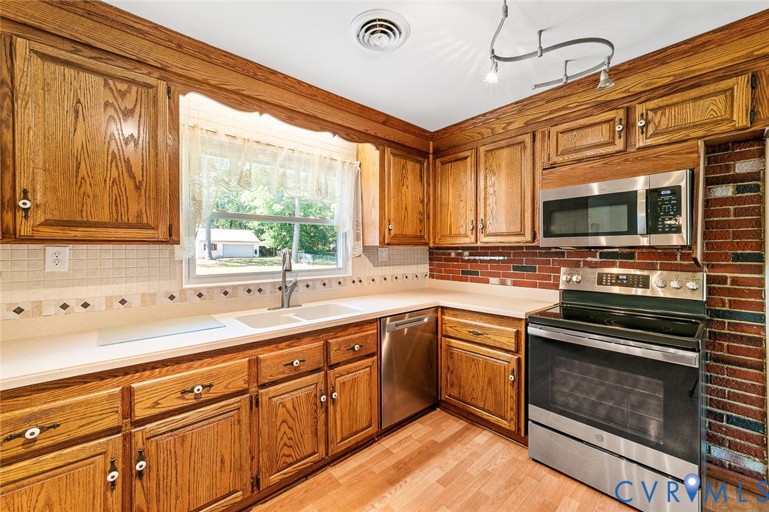 3815 Kingsland Road North Chesterfield, VA 23237 - Photo 10 of 40 a kitchen with granite countertop a sink stainless steel appliances and cabinets