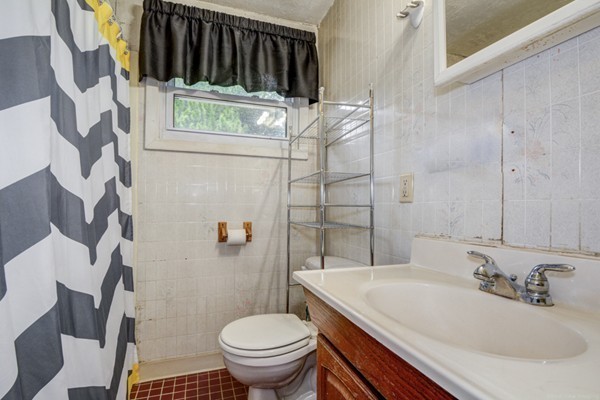 22 Warren Road Auburn, MA 01501 - Photo 4 of 30 Gallery Image 4