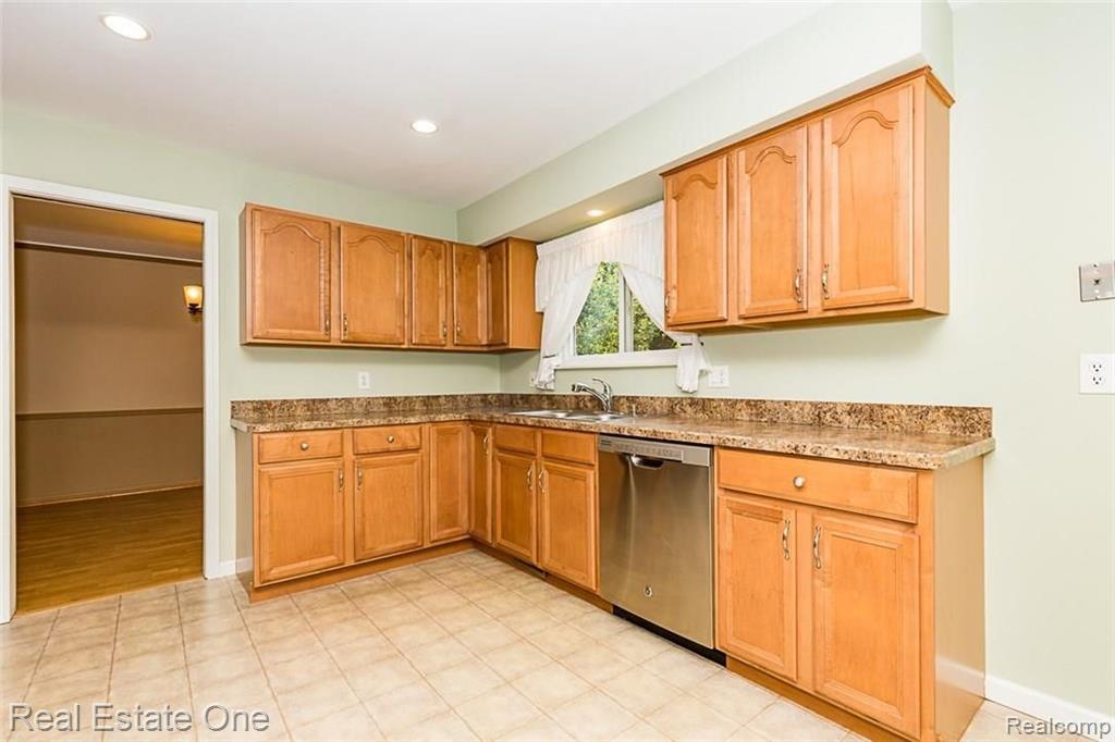 762 Baylor Road Rochester Hills, MI 48309 - Photo 8 of 31