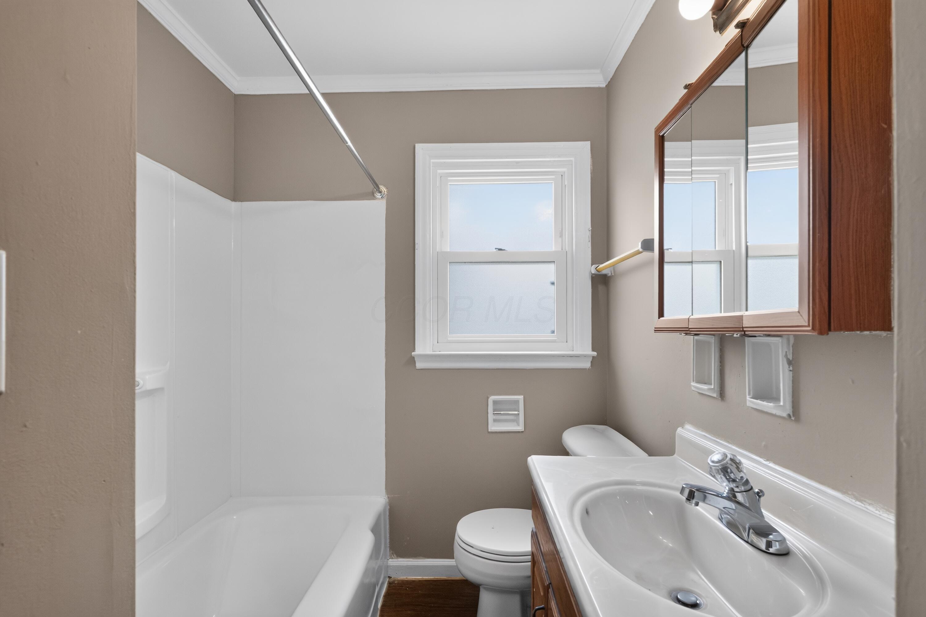 636 South Ashburton Road Columbus, OH 43213 - Photo 25 of 32 27_636_S_Ashburton_Rd-Bathroom-n-23