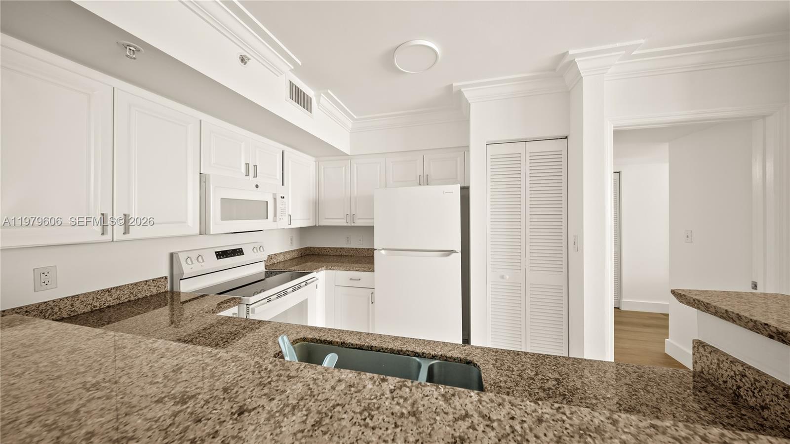 90 Alton Road, Unit 1903 Miami Beach, FL 33139 - Photo 7 of 12