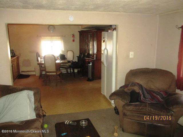 110 Thompson Bridge Road Jackson, NJ 08527 - Photo 5 of 5 a living room with furniture