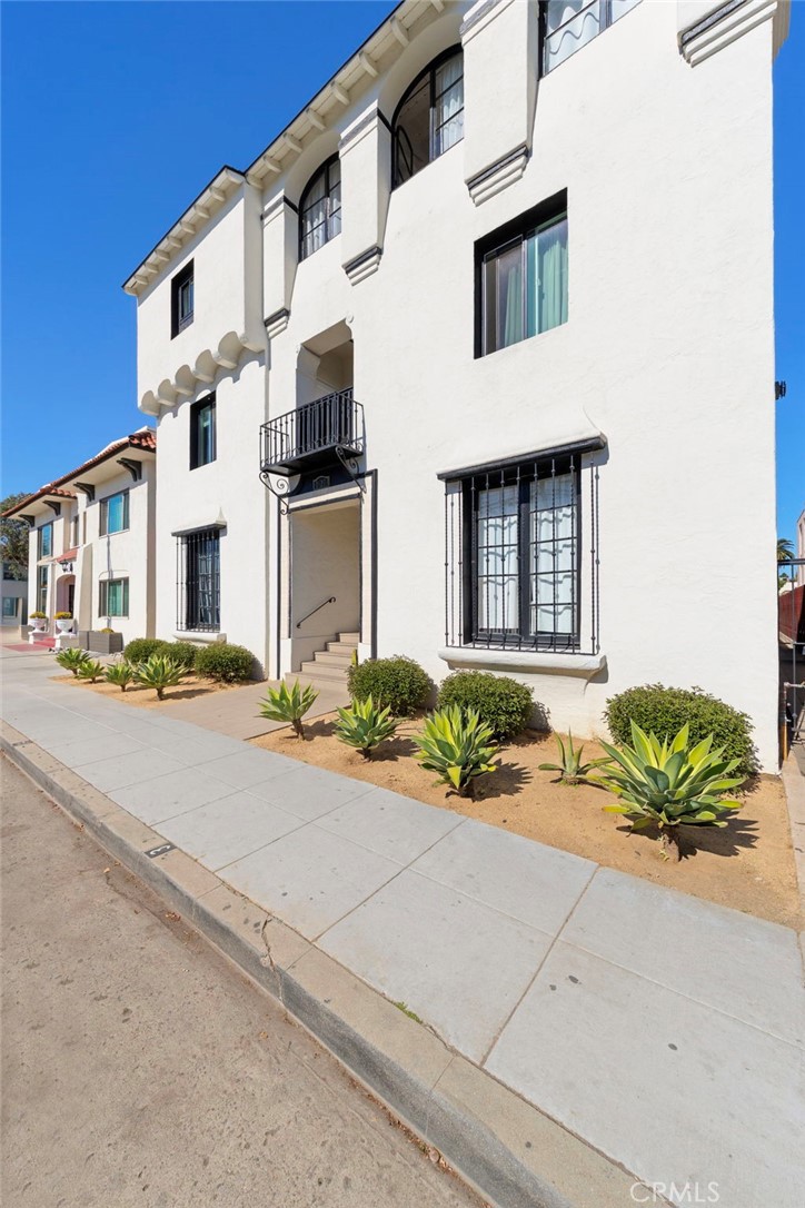 1827 East 4th Street, Unit 7 Long Beach, CA 90802 - Photo 30 of 37 front view of a building
