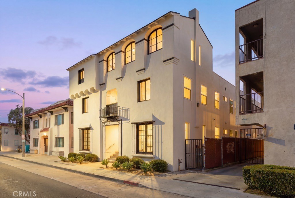1827 East 4th Street, Unit 7 Long Beach, CA 90802 - Photo 35 of 37 a front view of a building