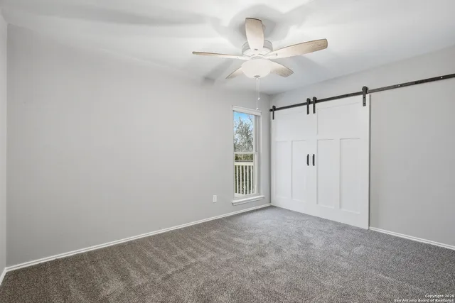 a view of empty room with a ceiling fan