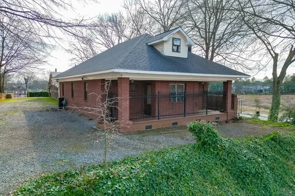 a view of a house with backyard