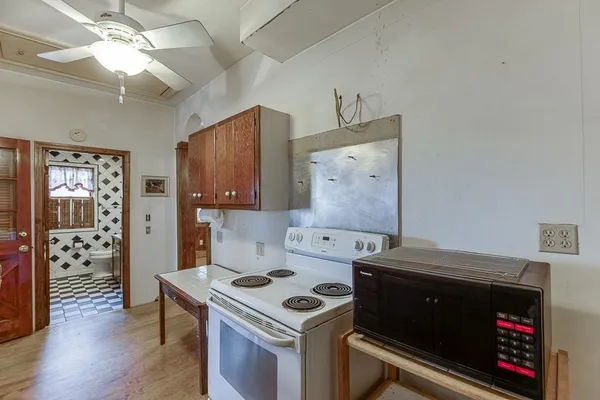 a view of room with furniture and a ceiling fan