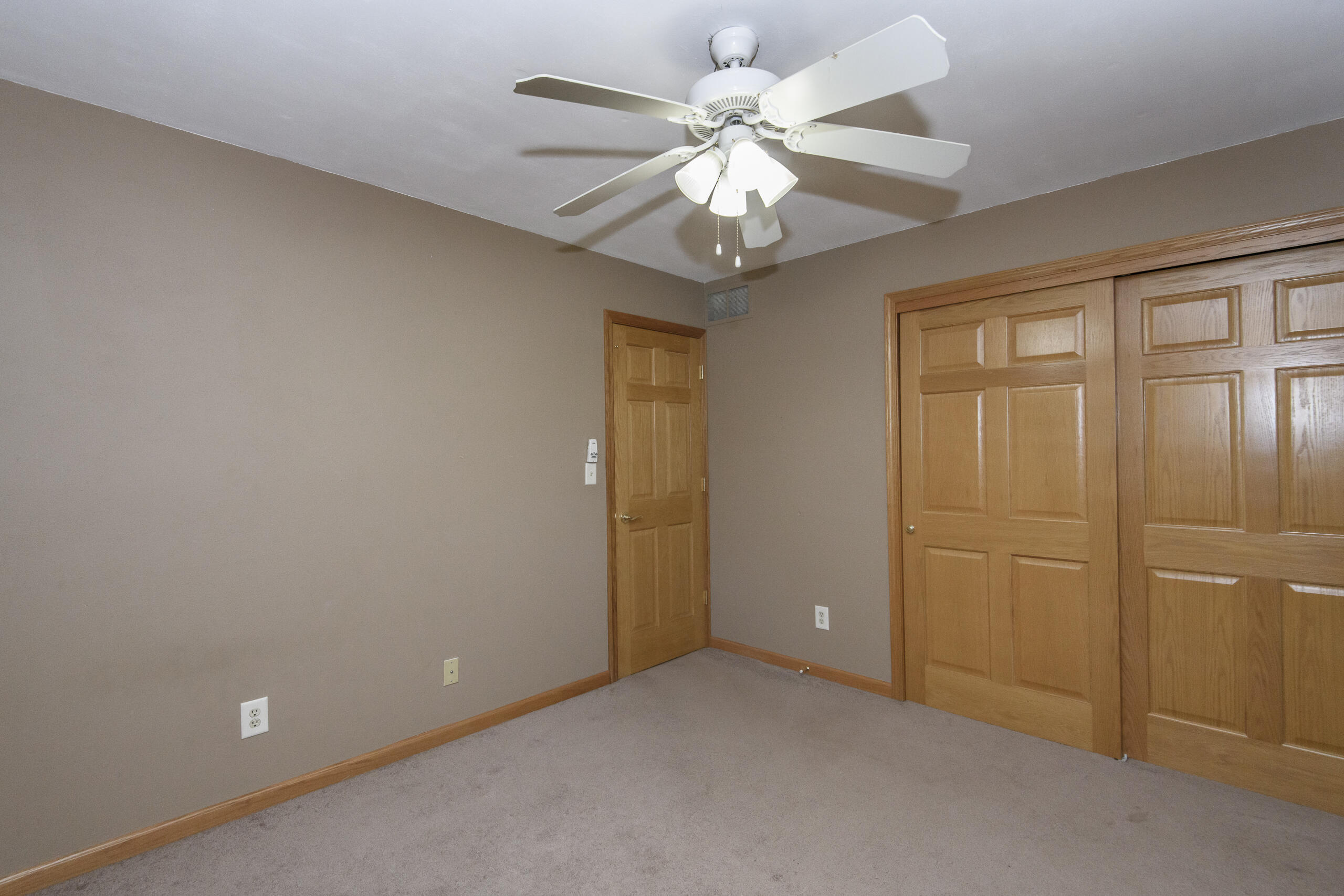 705 Fox Knoll Drive Rochester, WI 53185 - Photo 23 of 52 705 Fox Knoll-32