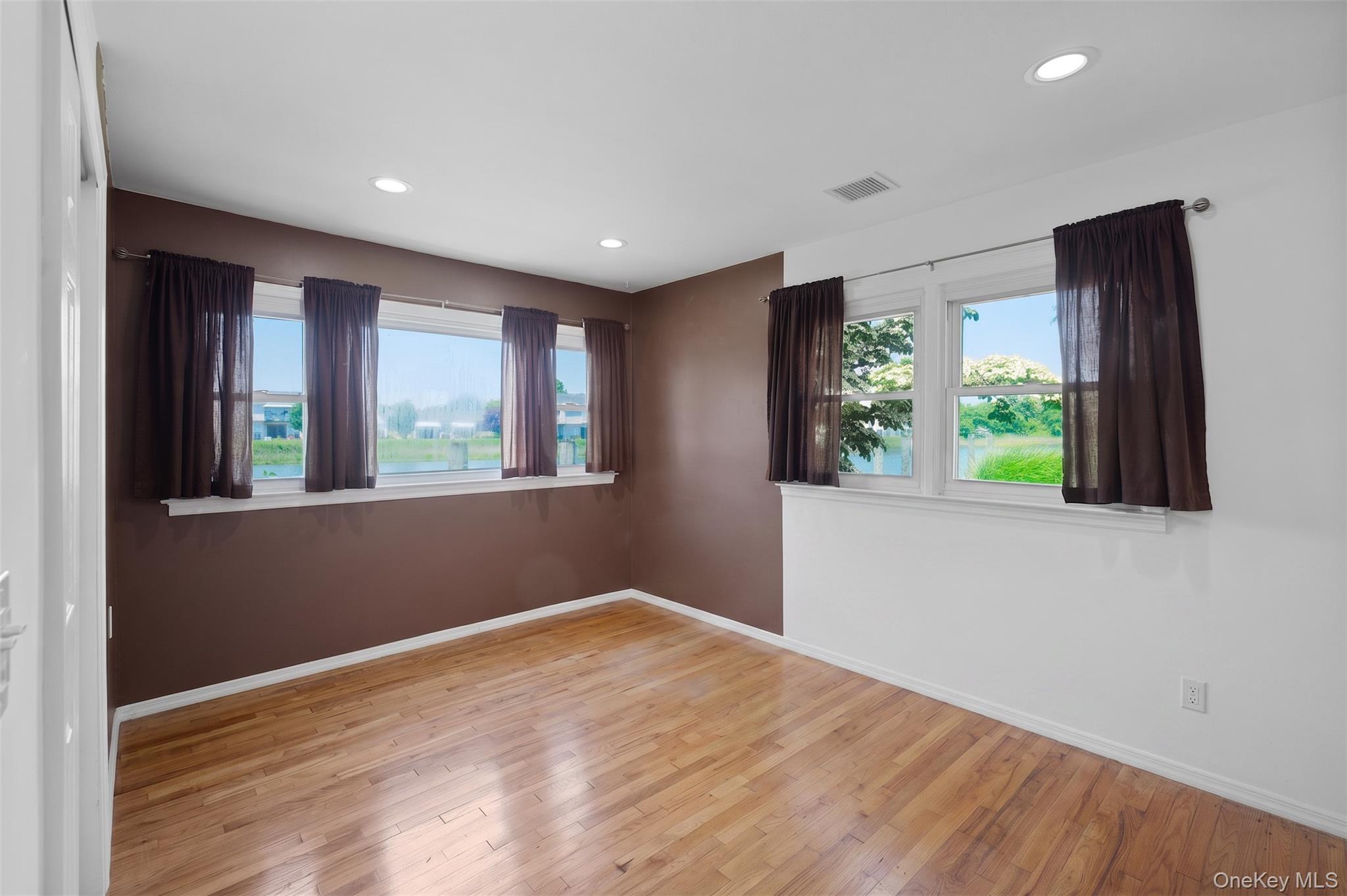 34 Cape Road Amityville, NY 11701 - Photo 21 of 36