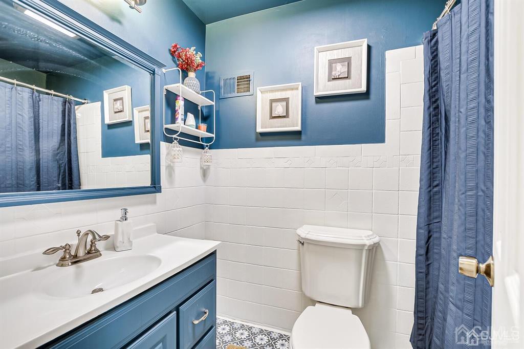 127 Hickory Road Somerset, NJ 08873 - Photo 32 of 51 a bathroom with a toilet sink and mirror