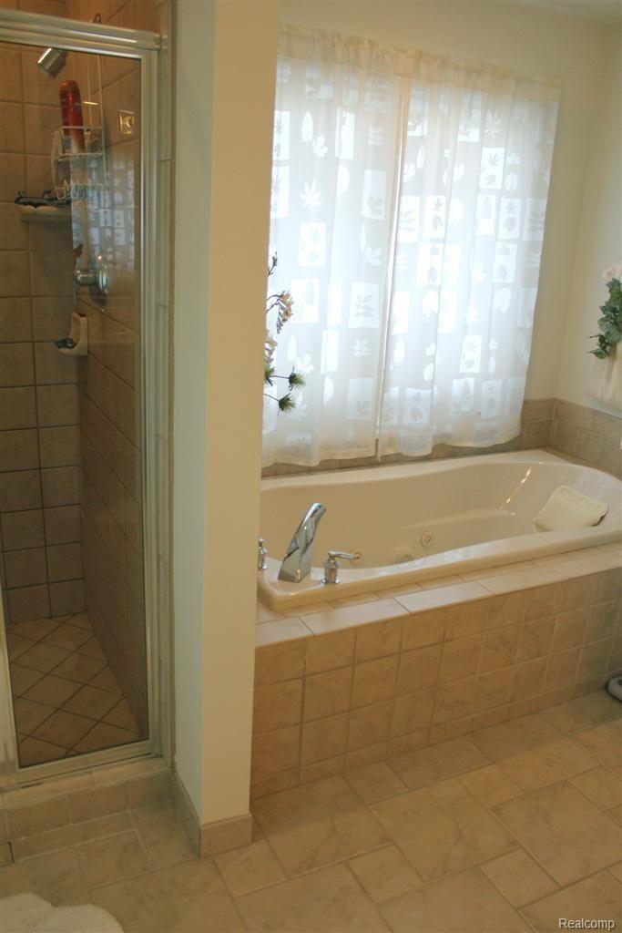 580 Springview Drive Rochester, MI 48307 - Photo 18 of 22 Master Bath
