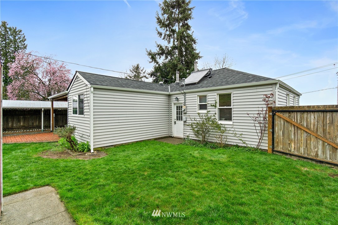 466 Grandey Way Northeast Renton, WA 98056 - Photo 20 of 21 a front view of a house with a yard