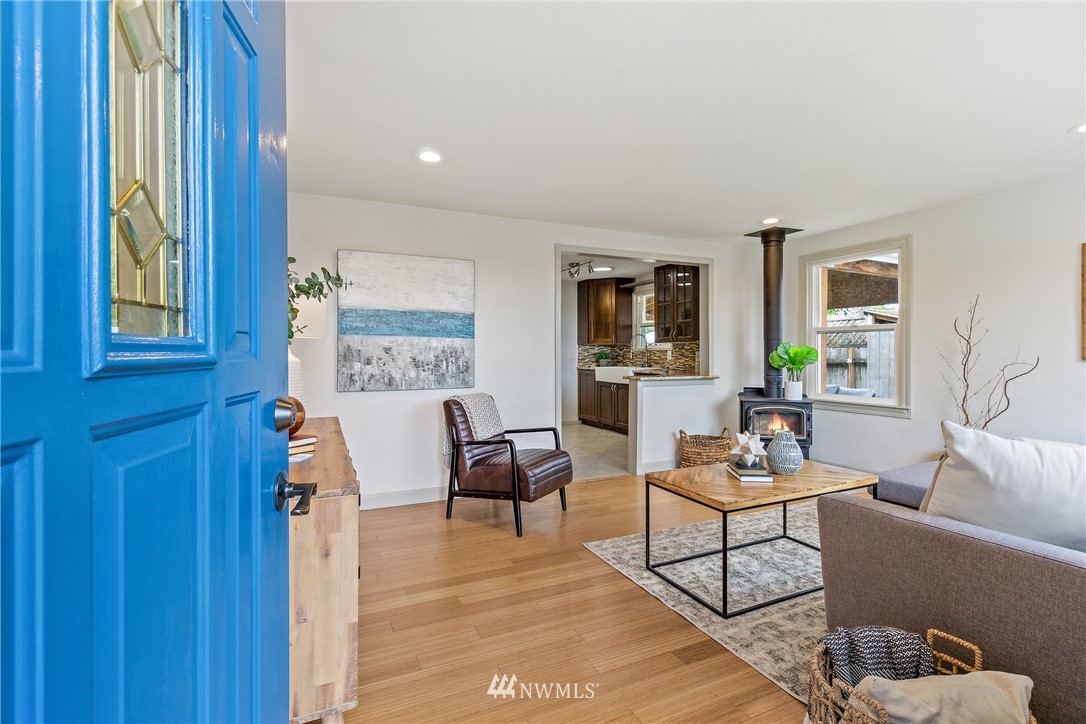 466 Grandey Way Northeast Renton, WA 98056 - Photo 2 of 21 a living room with furniture and a window