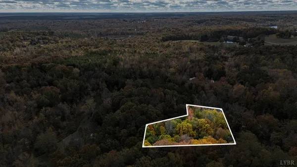 a view of a small yard