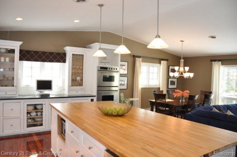 6026 Deguise Court Rochester, MI 48306 - Photo 9 of 25 Kitchen renovated