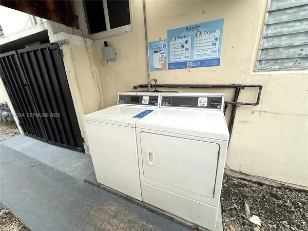 a view of a pathway with house on both side