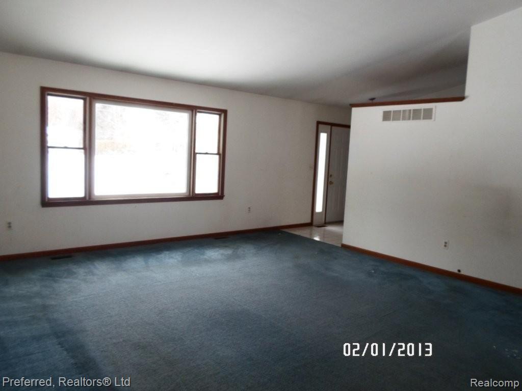 13627 Lenmoore Road Belleville, MI 48111 - Photo 4 of 20 living room