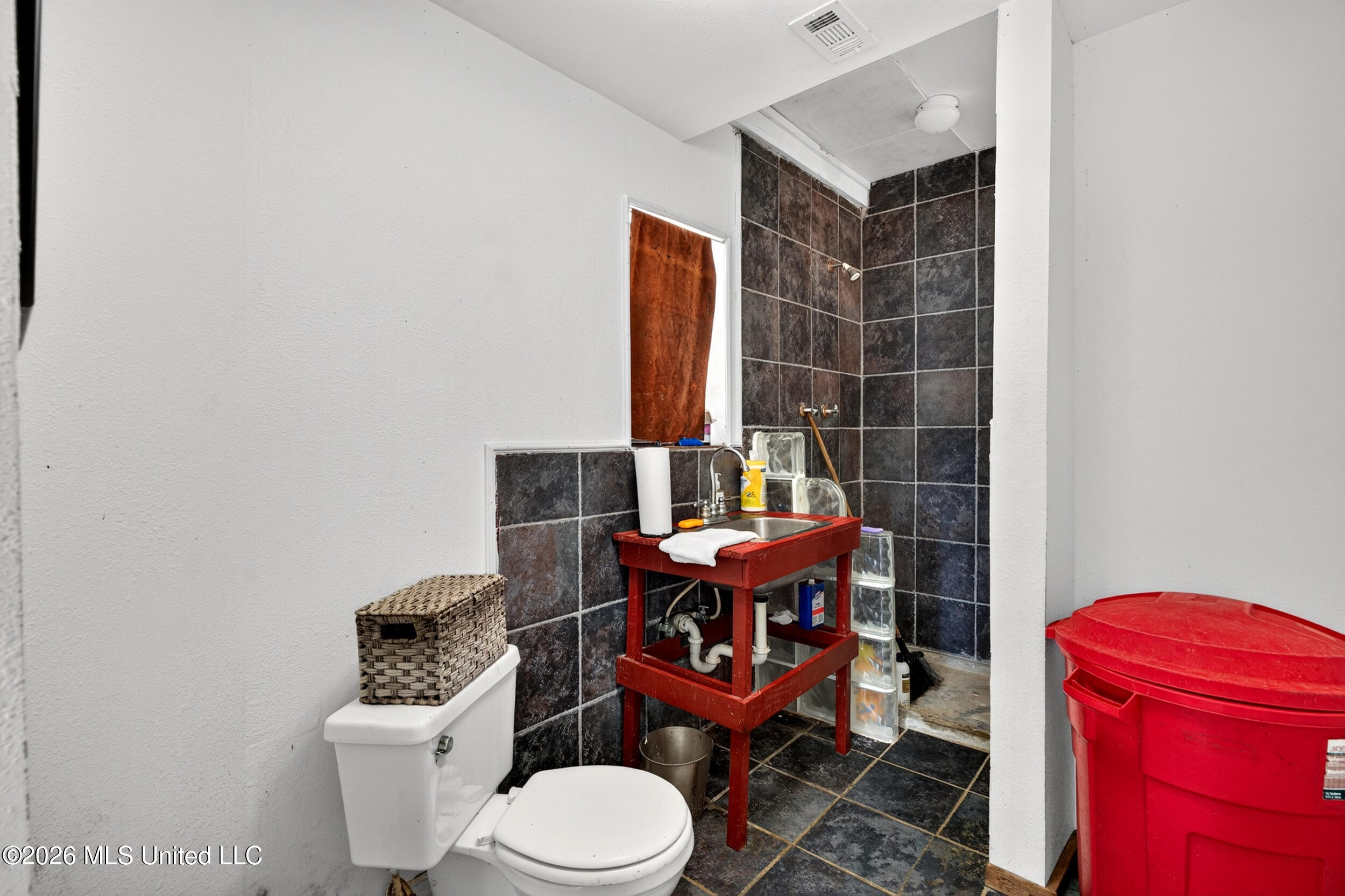 574 Slade Woodward Road Poplarville, MS 39470 - Photo 53 of 106 53_downstairs_apartment_bathroom