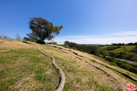 $1,895,000 | 5942 Busch Drive, Malibu, CA 90265