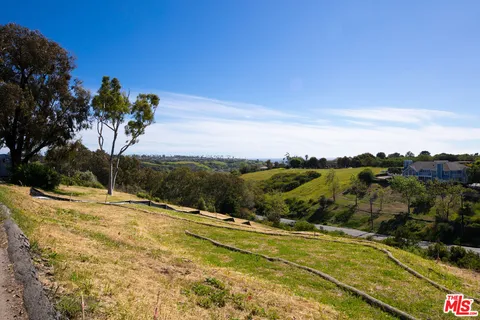 $1,895,000 | 5942 Busch Drive, Malibu, CA 90265