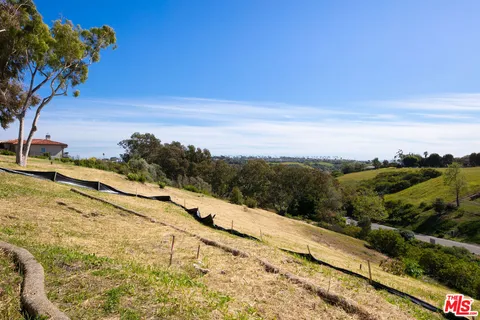 $1,895,000 | 5942 Busch Drive, Malibu, CA 90265