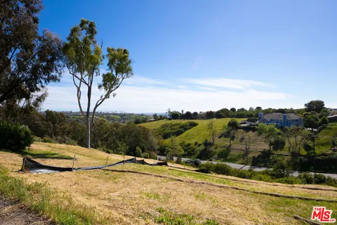 $1,895,000 | 5942 Busch Drive, Malibu, CA 90265