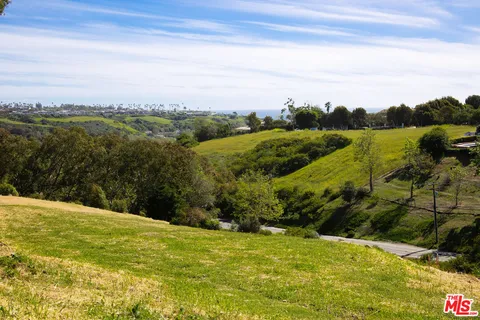 $1,895,000 | 5942 Busch Drive, Malibu, CA 90265