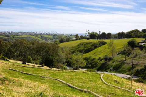 $1,895,000 | 5942 Busch Drive, Malibu, CA 90265