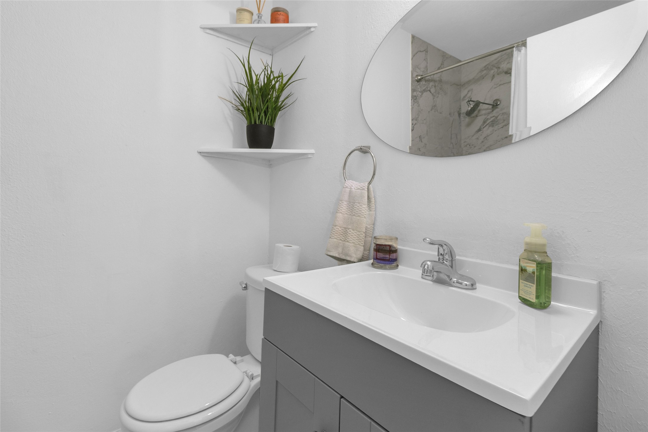 1909 Brun Street, Unit 17 Houston, TX 77019 - Photo 8 of 15 a bathroom with a sink a mirror and toilet