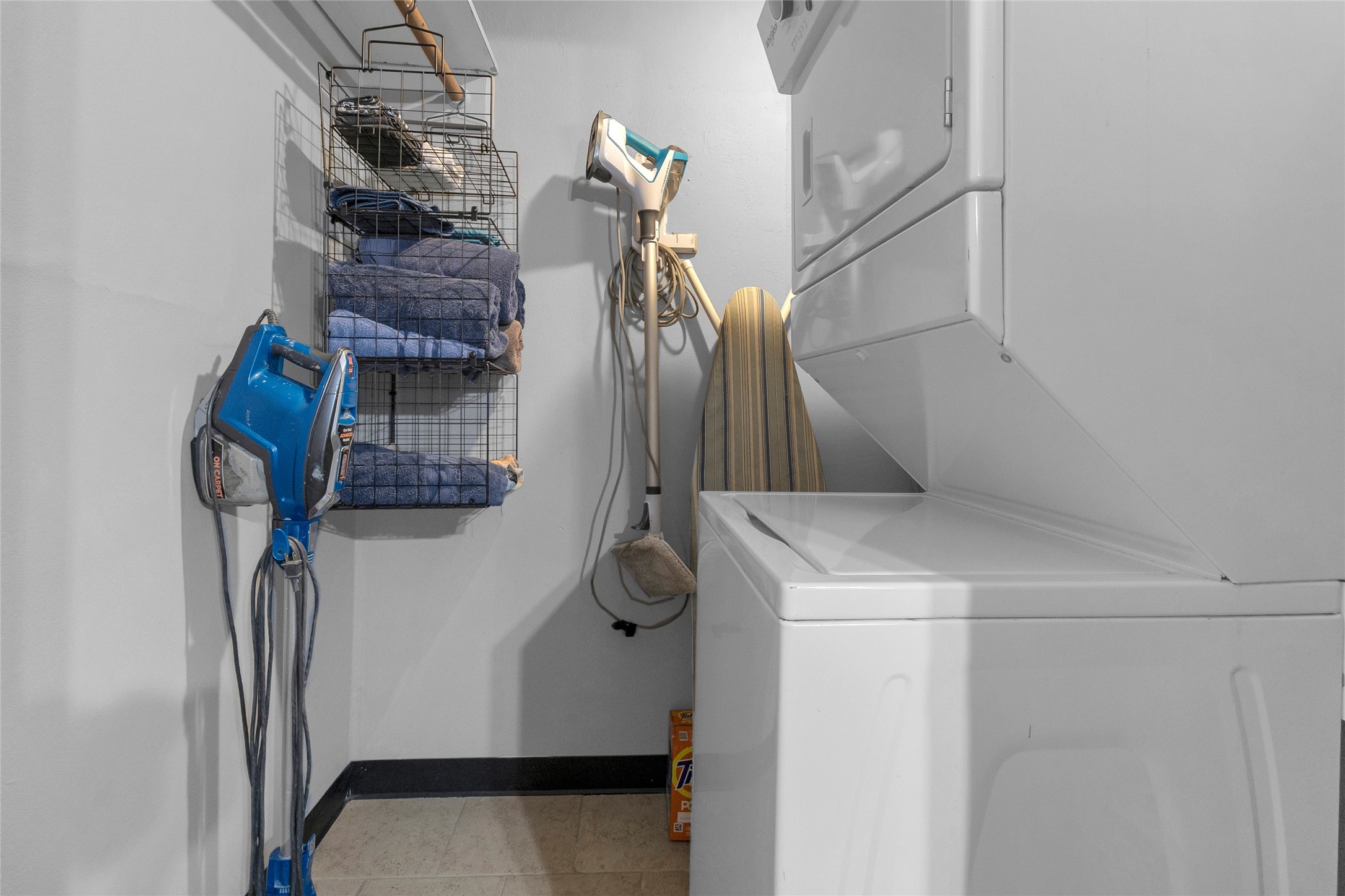 1909 Brun Street, Unit 17 Houston, TX 77019 - Photo 10 of 15 a utility room with dryer and washer