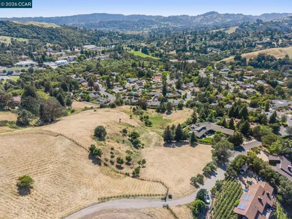 $1,100,000 | 1966 Joseph Drive, Moraga, CA 94556