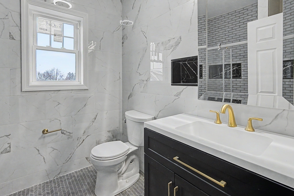 310 King Street Fall River, MA 02724 - Photo 5 of 20