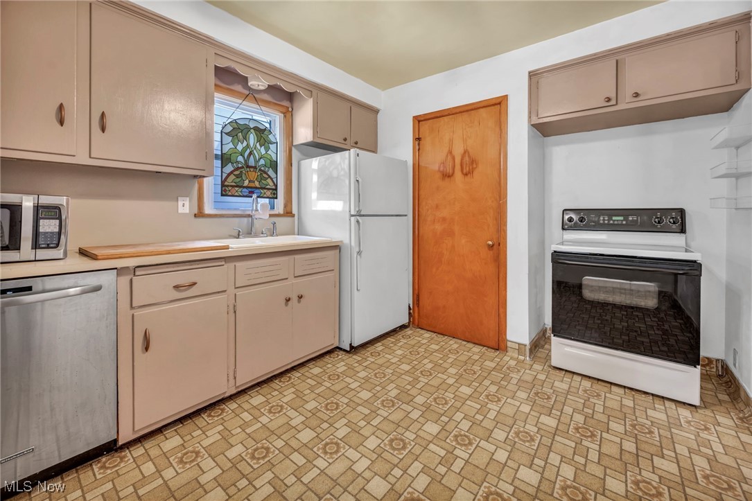 1518 Wilmar Road Cleveland, OH 44121 - Photo 9 of 34