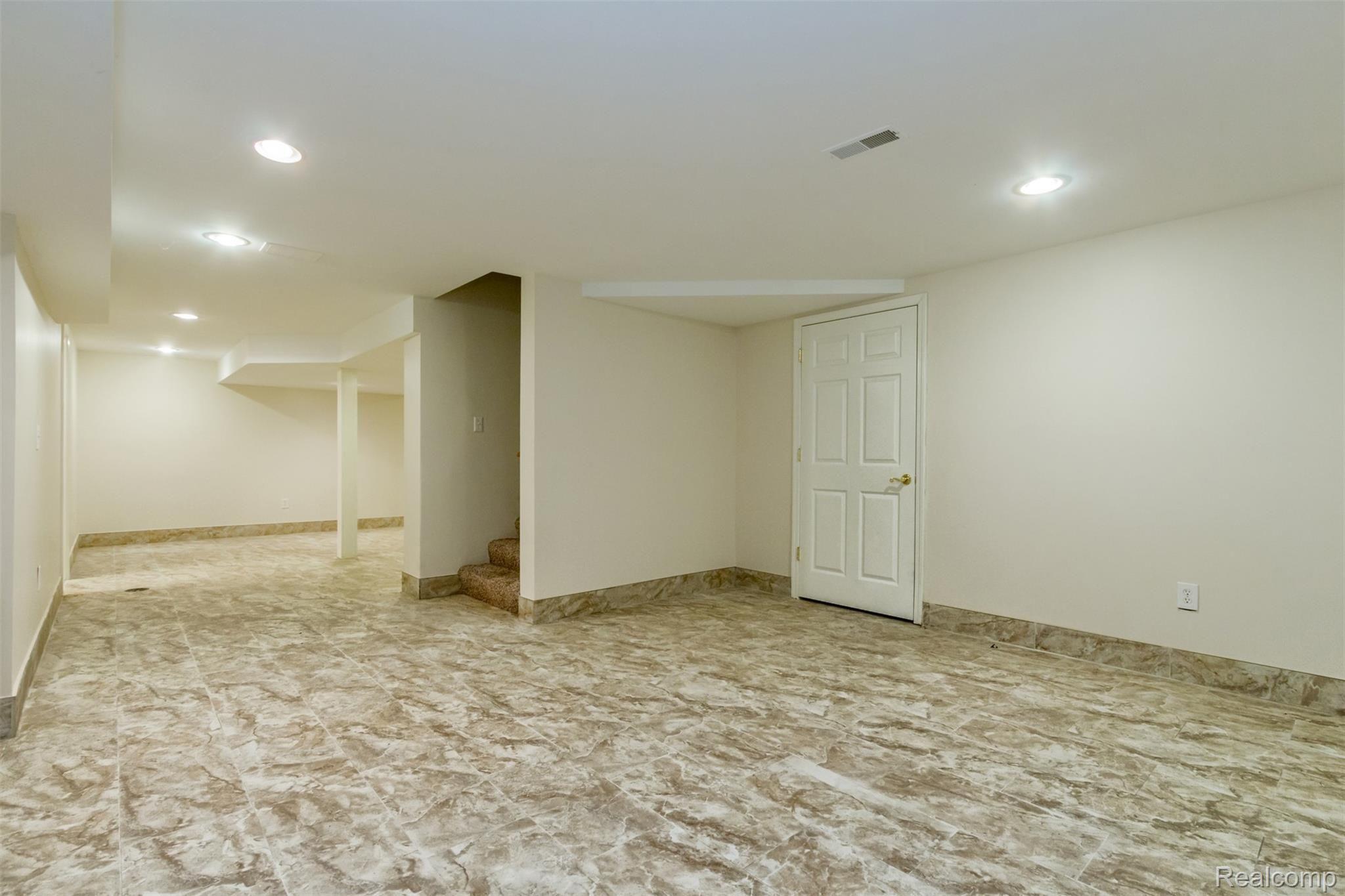 48046 Gladstone Road Canton, MI 48188 - Photo 30 of 44 30.jpg