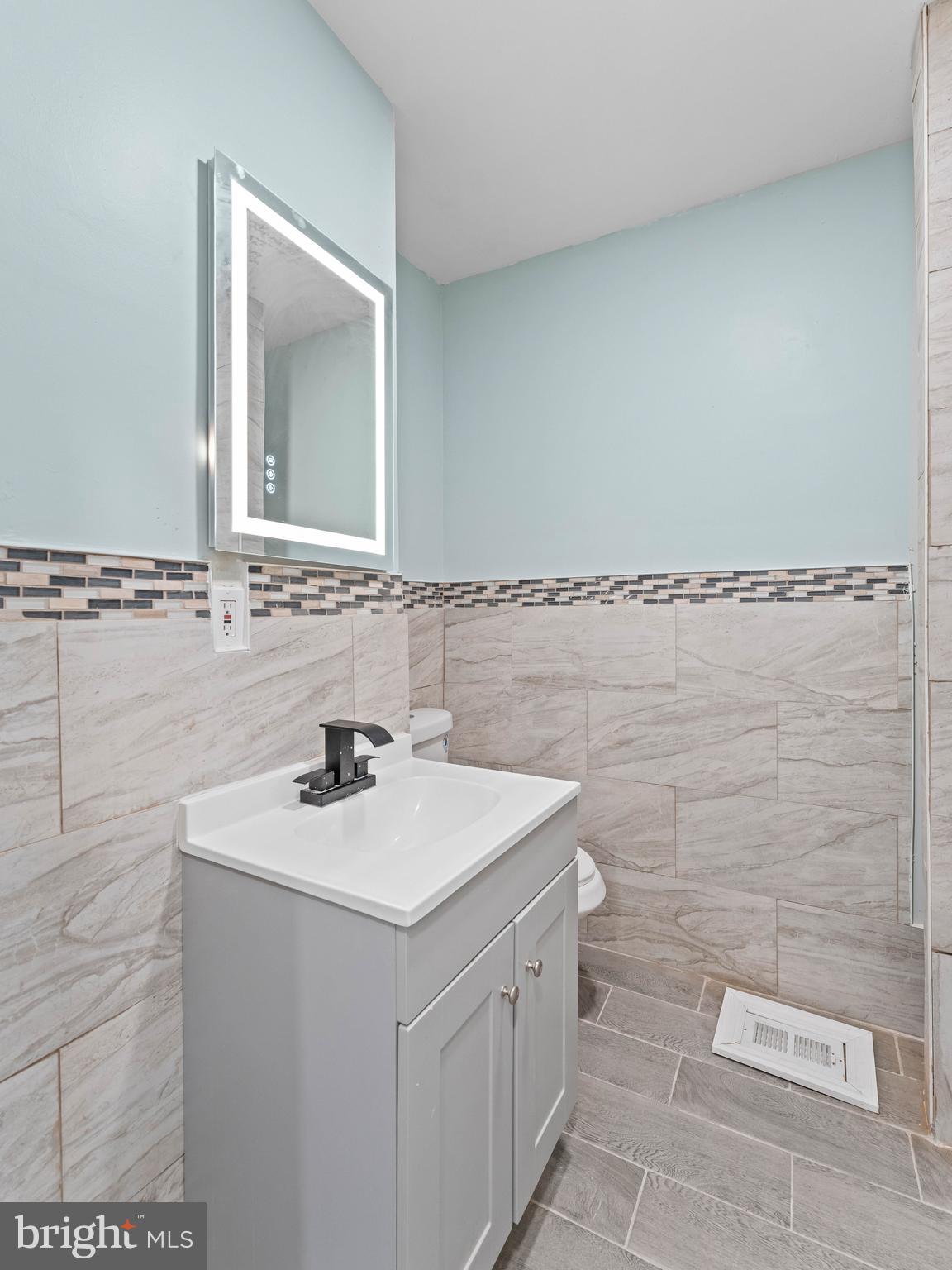 808 South 56th Street Philadelphia, PA 19143 - Photo 18 of 26 Second Floor Bathroom