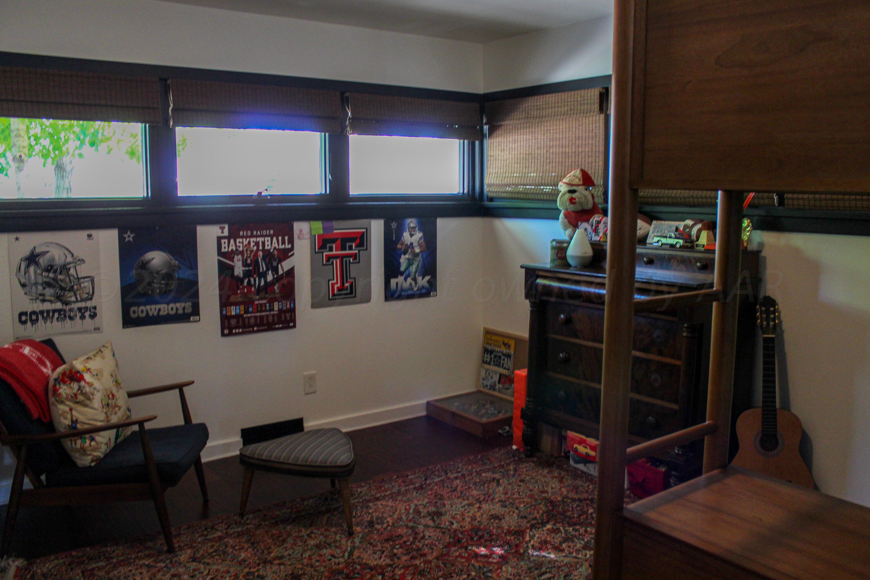 710 Park Avenue Panhandle, TX 79068 - Photo 20 of 26 a living room with furniture