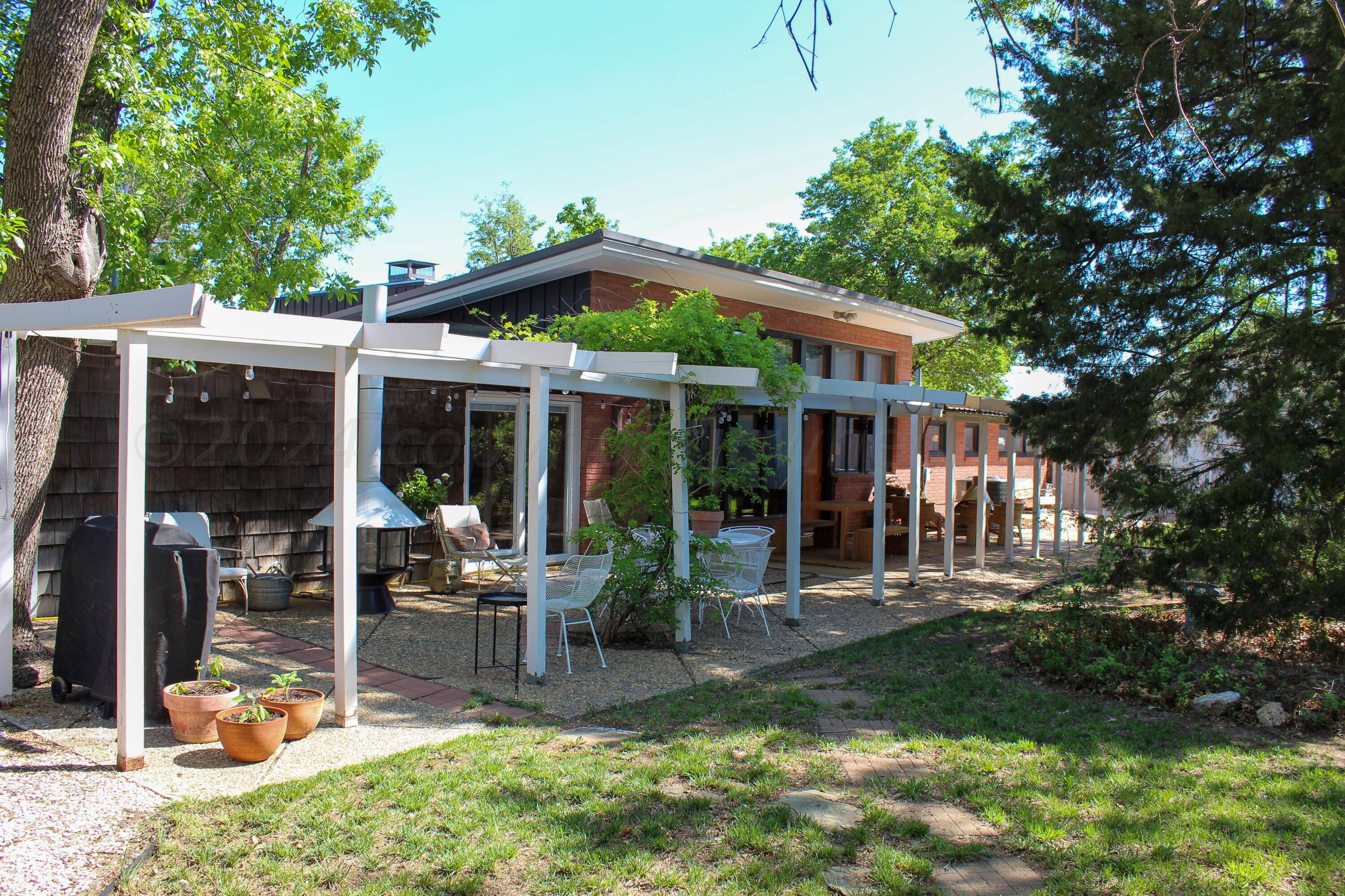 710 Park Avenue Panhandle, TX 79068 - Photo 25 of 26 a view of a house with backyard porch and sitting area