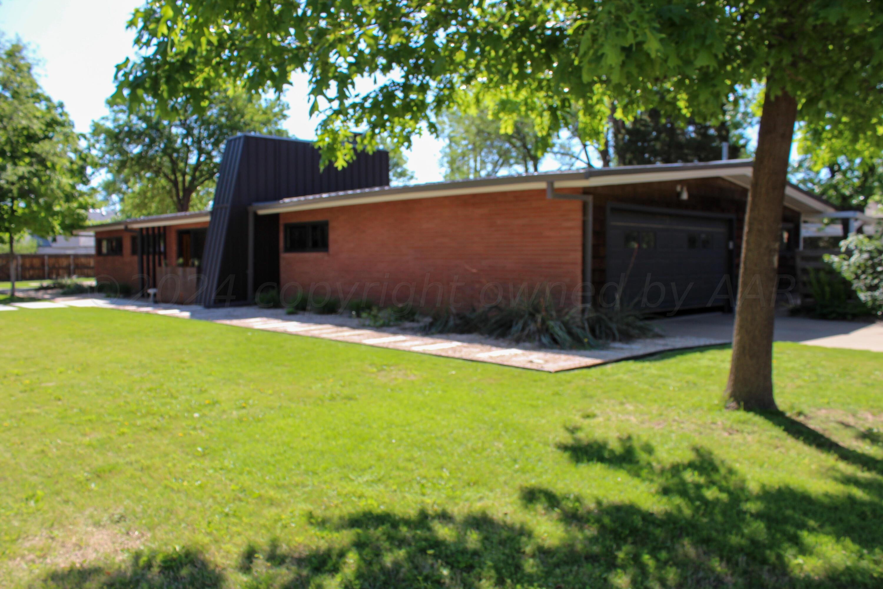 710 Park Avenue Panhandle, TX 79068 - Photo 4 of 26 a view of backyard with swimming pool