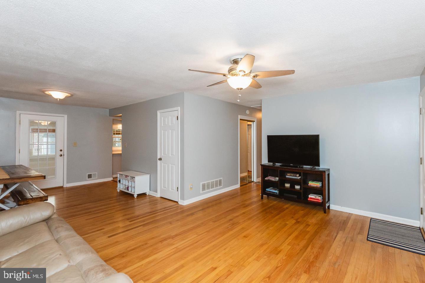 4217 Mispillion Road Nottingham, MD 21236 - Photo 10 of 40 Living room