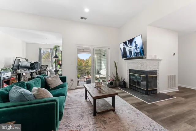 $299,999 | 10 Greystone Court, Unit I, Annapolis, MD 21403