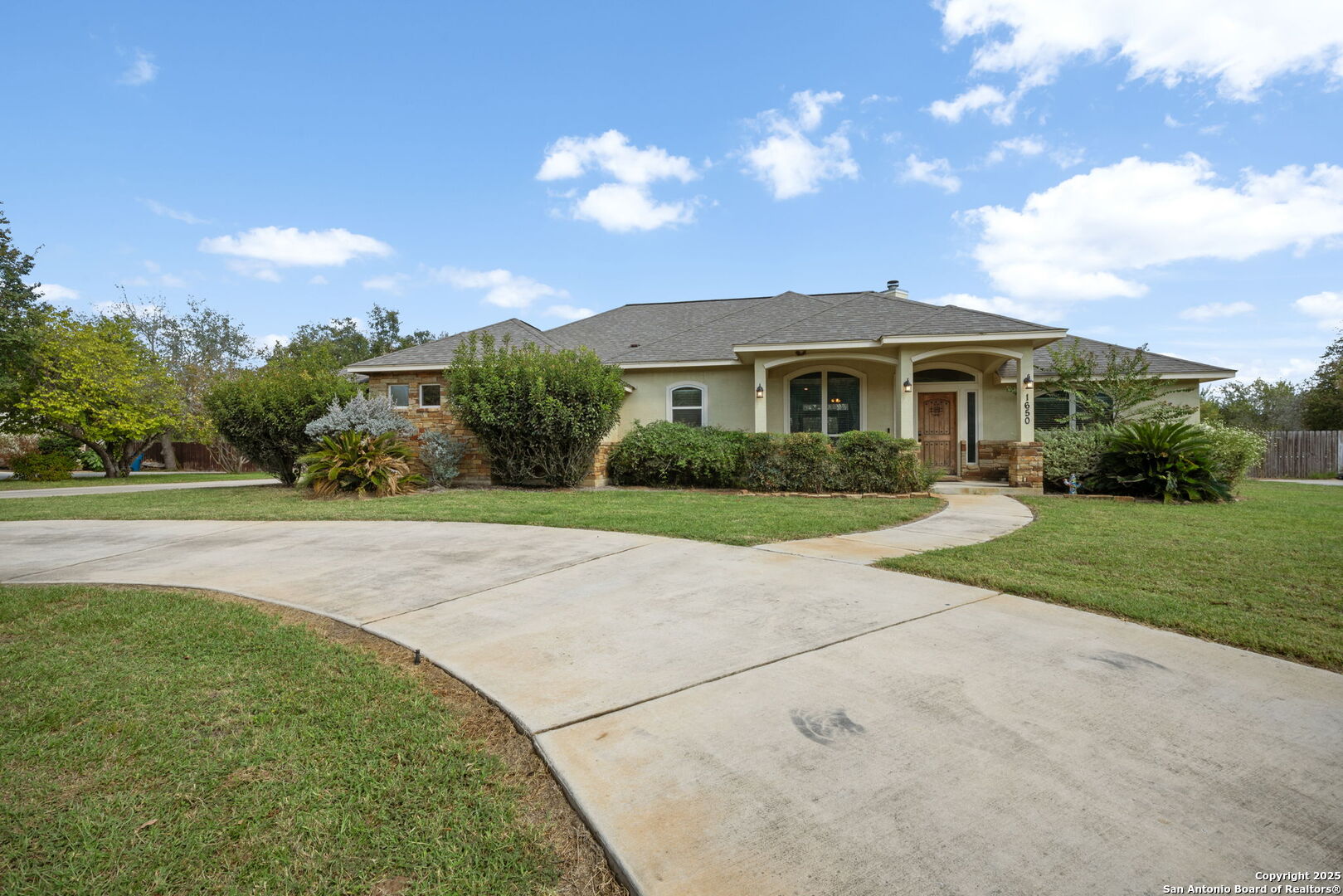 1650 Embassy Boulevard Pleasanton, TX 78064 - Photo 2 of 32